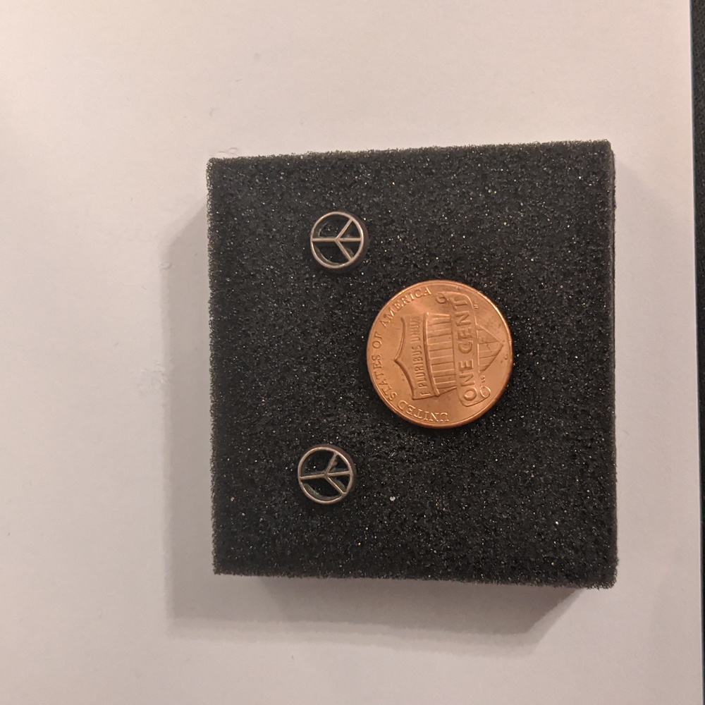Peace stud earrings - Picture 3 of 5